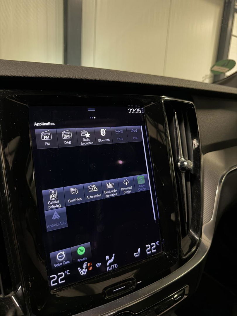 Volvo V60 2.0 B4 197PK R-Design Pano Camera H&K Leer Carplay