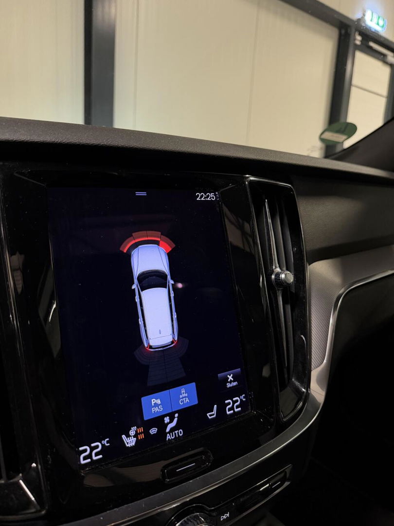 Volvo V60 2.0 B4 197PK R-Design Pano Camera H&K Leer Carplay