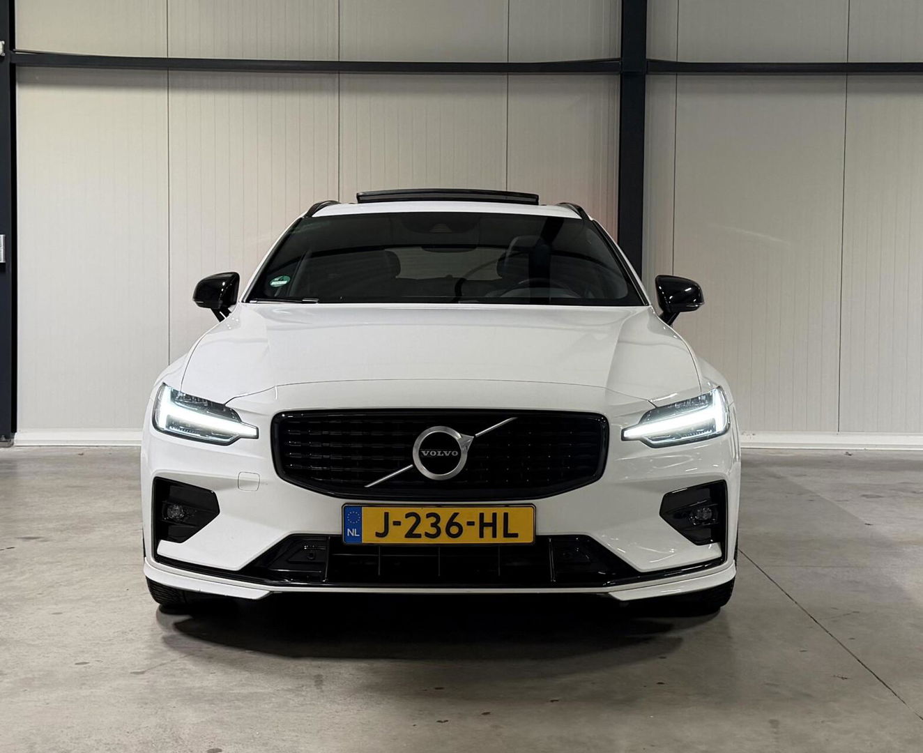 Volvo V60 2.0 B4 197PK R-Design Pano Camera H&K Leer Carplay