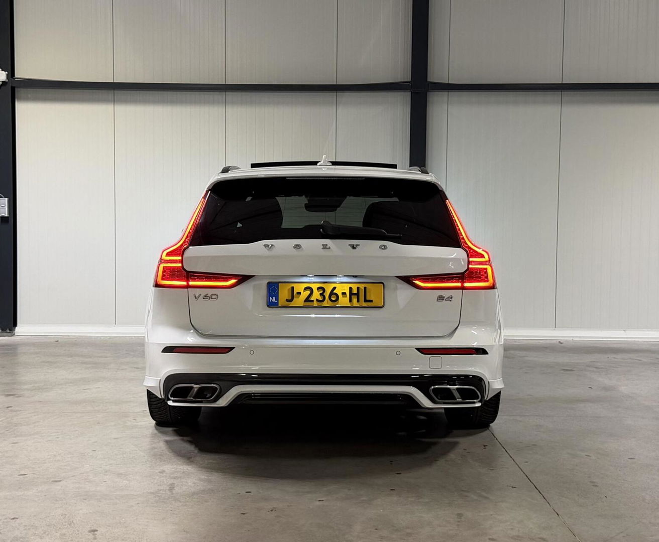 Volvo V60 2.0 B4 197PK R-Design Pano Camera H&K Leer Carplay