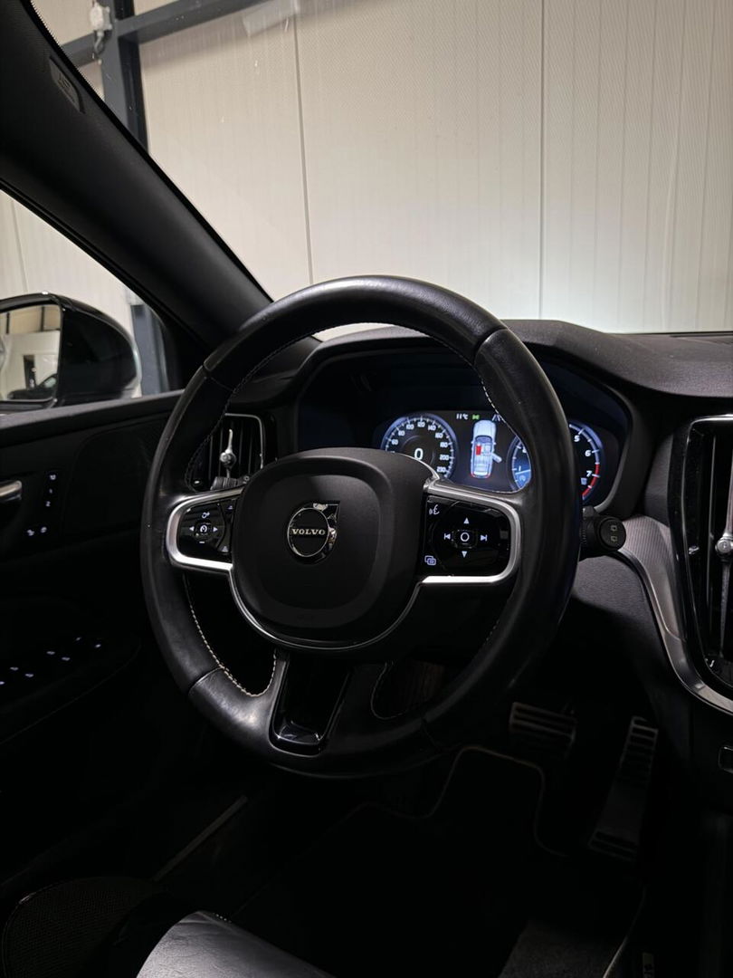 Volvo V60 2.0 B4 197PK R-Design Pano Camera H&K Leer Carplay