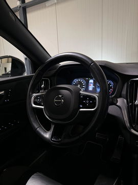 Volvo V60 2.0 B4 197PK R-Design Pano Camera H&K Leer Carplay