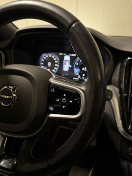 Volvo V60 2.0 B4 197PK R-Design Pano Camera H&K Leer Carplay