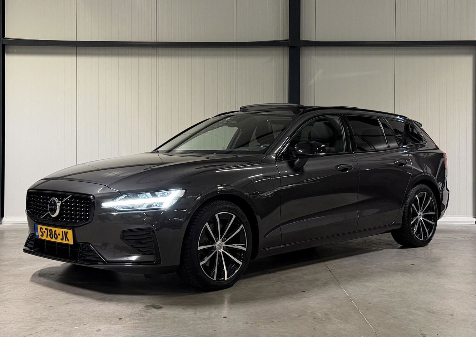 Volvo V60 2.0 T6 Plug-in hybrid AWD Ultimate Bright Pano H&K