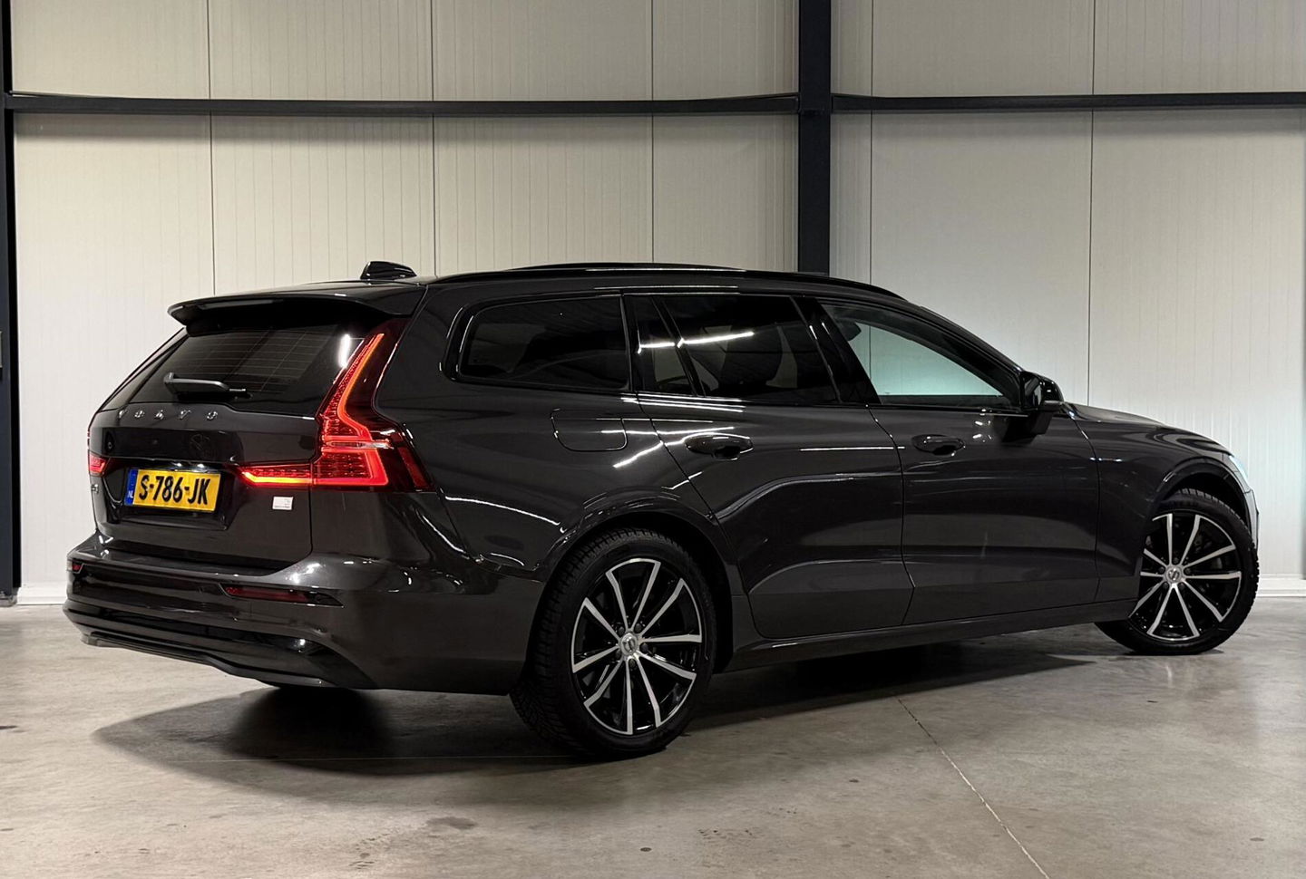 Volvo V60 2.0 T6 Plug-in hybrid AWD Ultimate Bright Pano H&K