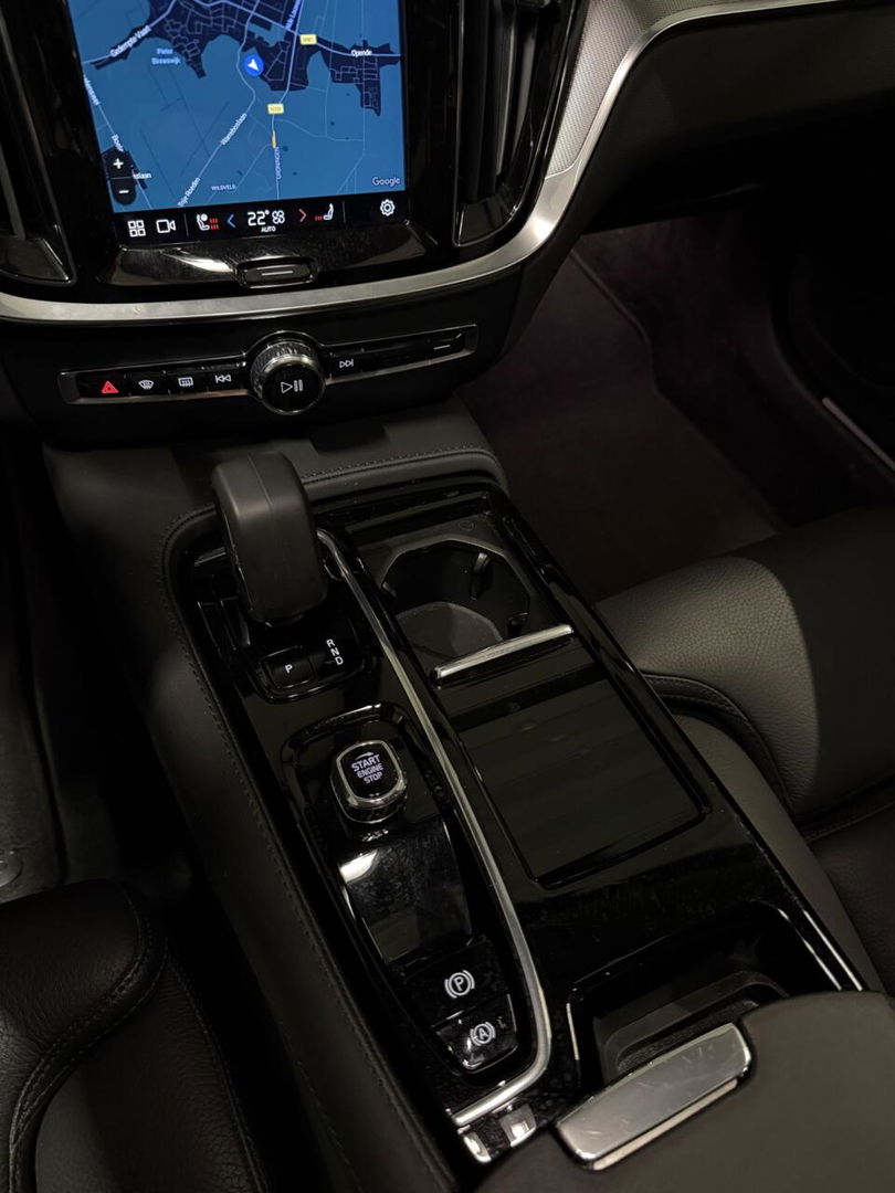 Volvo V60 2.0 T6 Plug-in hybrid AWD Ultimate Bright Pano H&K