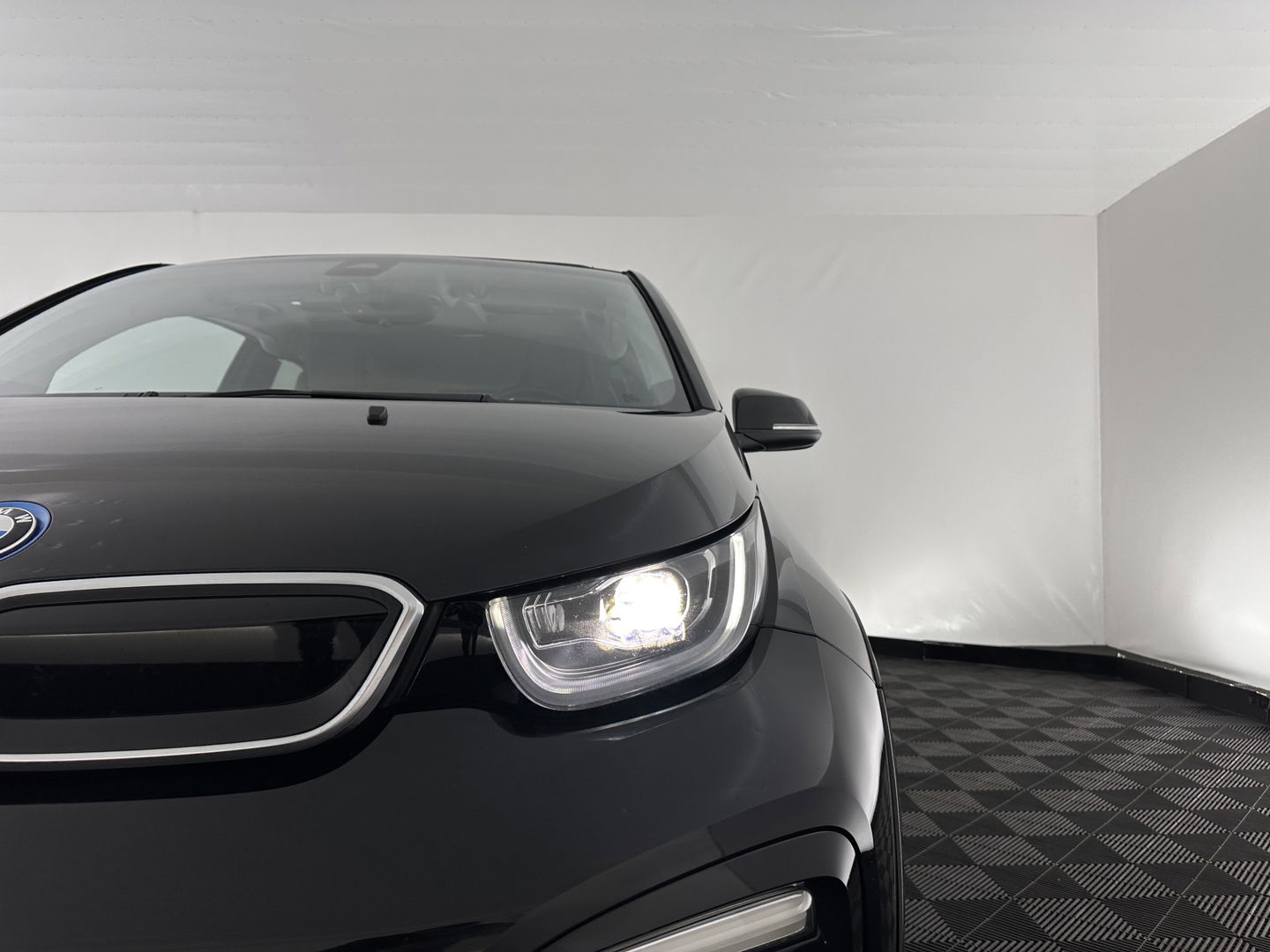 BMW i3 S 120Ah 42 kWh [ 3-Fase-11kW ] *ACCUCEL-DEFECT / RANGE 151KM* *HEAT-PUMP | PANO | ADAPTIVE-CRUISE | LEATHER-FABRIC | FULL-LED | HARMAN/KARDON | HEATED-COMFORTSEATS | NAVI-FULLMAP | DAB+ | ECC | PDC | 18''ALU*