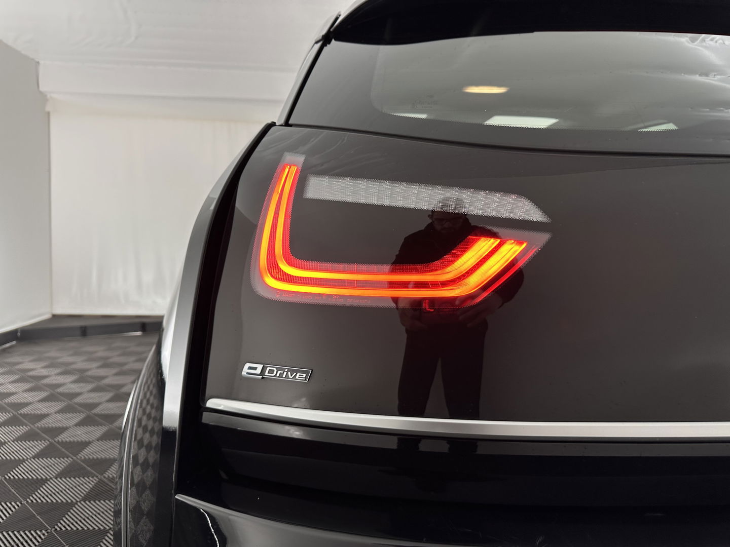 BMW i3 S 120Ah 42 kWh [ 3-Fase-11kW ] *ACCUCEL-DEFECT / RANGE 151KM* *HEAT-PUMP | PANO | ADAPTIVE-CRUISE | LEATHER-FABRIC | FULL-LED | HARMAN/KARDON | HEATED-COMFORTSEATS | NAVI-FULLMAP | DAB+ | ECC | PDC | 18''ALU*