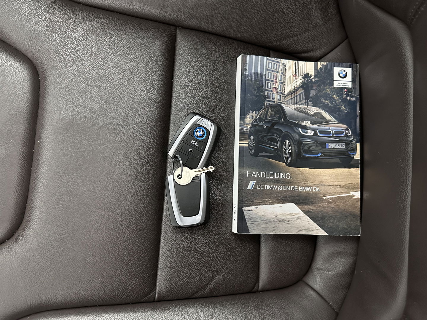 BMW i3 S 120Ah 42 kWh [ 3-Fase-11kW ] *ACCUCEL-DEFECT / RANGE 151KM* *HEAT-PUMP | PANO | ADAPTIVE-CRUISE | LEATHER-FABRIC | FULL-LED | HARMAN/KARDON | HEATED-COMFORTSEATS | NAVI-FULLMAP | DAB+ | ECC | PDC | 18''ALU*