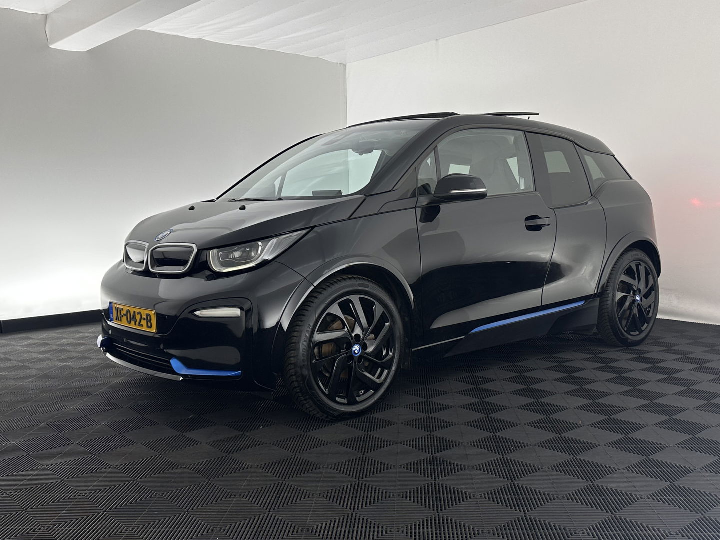 BMW i3 S 120Ah 42 kWh [ 3-Fase-11kW ] *ACCUCEL-DEFECT / RANGE 151KM* *HEAT-PUMP | PANO | ADAPTIVE-CRUISE | LEATHER-FABRIC | FULL-LED | HARMAN/KARDON | HEATED-COMFORTSEATS | NAVI-FULLMAP | DAB+ | ECC | PDC | 18''ALU*