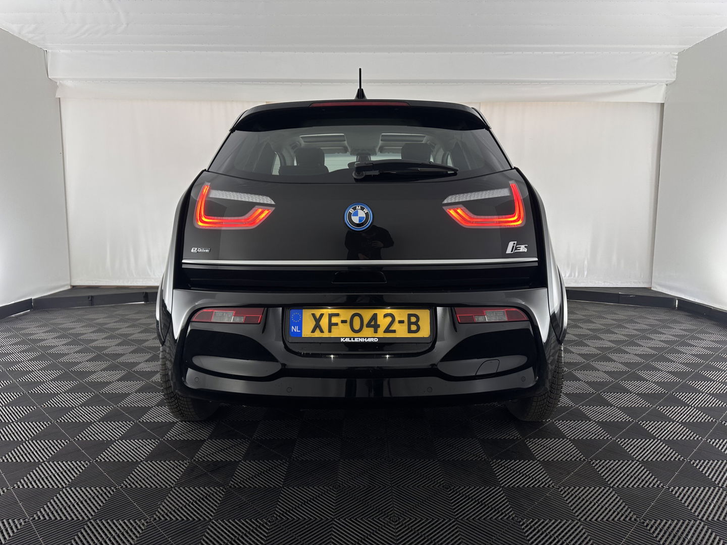 BMW i3 S 120Ah 42 kWh [ 3-Fase-11kW ] *ACCUCEL-DEFECT / RANGE 151KM* *HEAT-PUMP | PANO | ADAPTIVE-CRUISE | LEATHER-FABRIC | FULL-LED | HARMAN/KARDON | HEATED-COMFORTSEATS | NAVI-FULLMAP | DAB+ | ECC | PDC | 18''ALU*