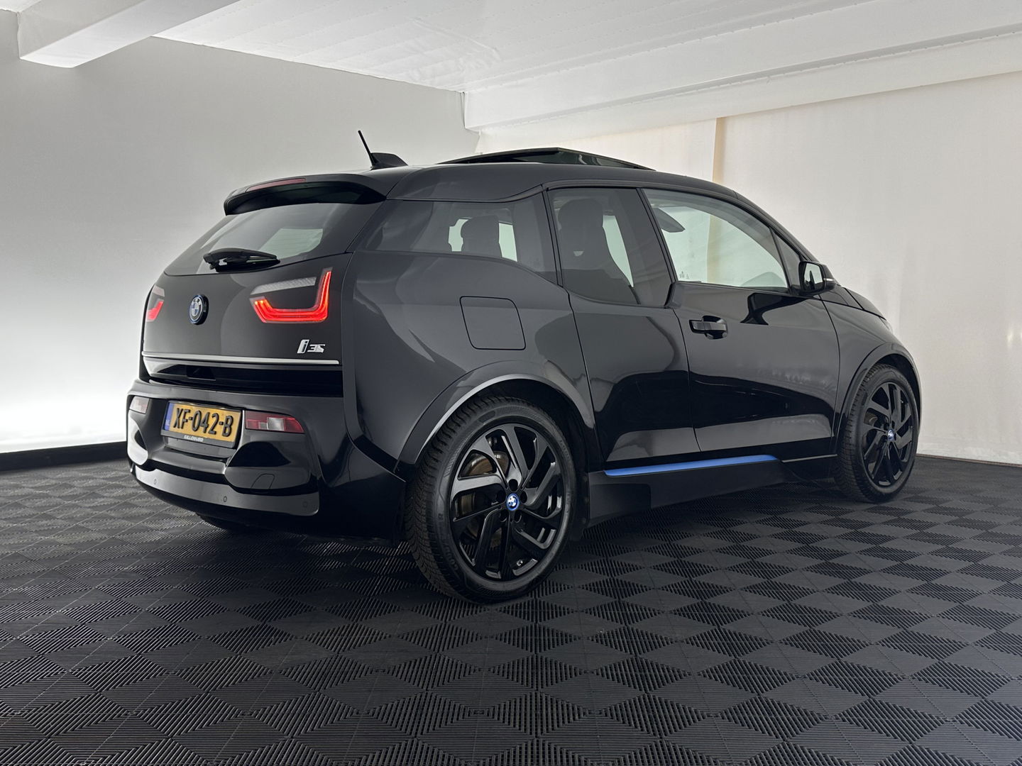 BMW i3 S 120Ah 42 kWh [ 3-Fase-11kW ] *ACCUCEL-DEFECT / RANGE 151KM* *HEAT-PUMP | PANO | ADAPTIVE-CRUISE | LEATHER-FABRIC | FULL-LED | HARMAN/KARDON | HEATED-COMFORTSEATS | NAVI-FULLMAP | DAB+ | ECC | PDC | 18''ALU*