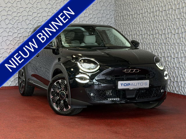 Fiat 600 - 1.2 HYBRID LA PRIMA CAMERA CARPLAY ADAP.CRUISE STOELVERW. ELEK.KLEP LEER MASSAGE ELEK.STOEL 18''LMV ✅ Top Auto Fiat Wijchen , 30 Jaar ervaring in Fiat , Wij leveren de : Icon / La Prima / Pop / Sport . Urban / Benzine / Hybrid . Met Fabrieksgarantie ✅