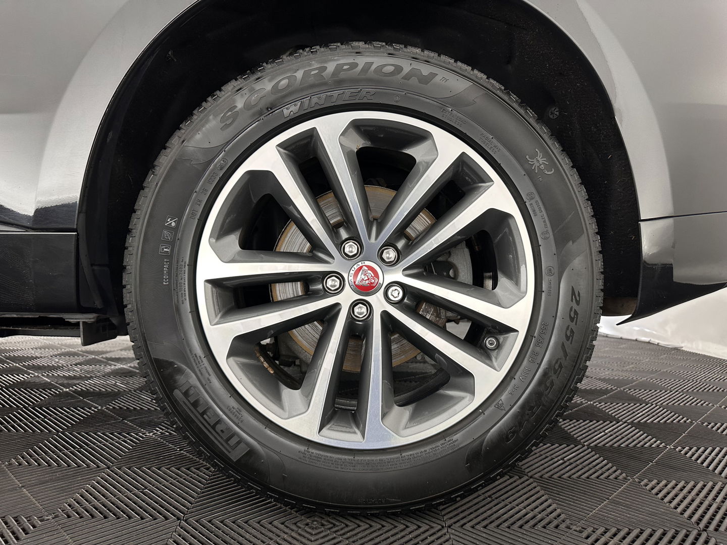 Jaguar F-Pace 3.0 S AWD R-Dynamic Aut *PANO | LEATHER | BLINDSPOT | FULL-LED | MERIDIAN-AUDIO | HEATED-SPORTSEATS | NAVI-FULLMAP | KEYLESS | CAMERA | CARPLAY | SHIFTPADDLES | PDC | LANE-ASSIST | MEMORY-PACK | DIGI-COCKPIT | .