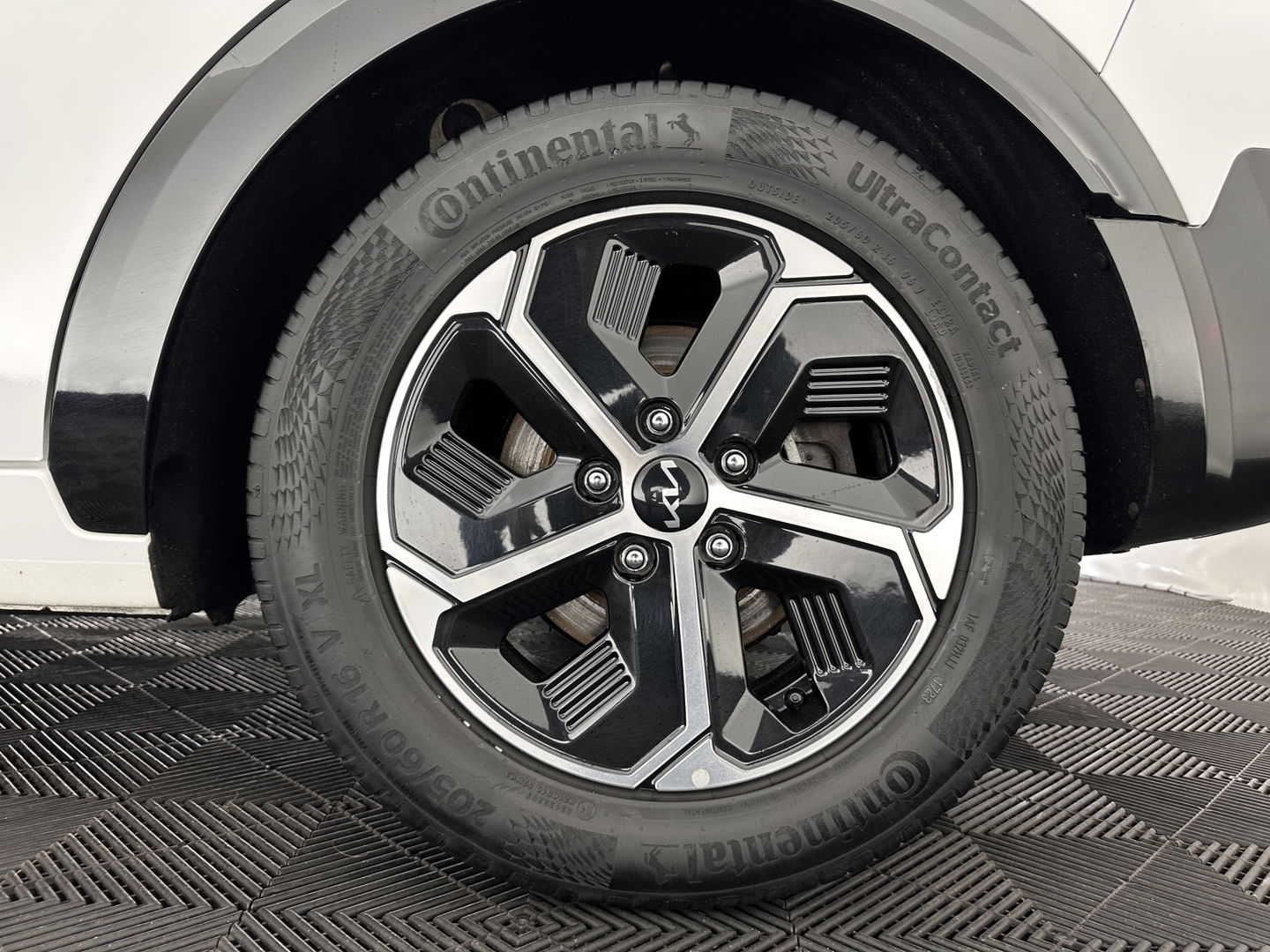 Kia Niro 1.6 GDi Hybrid Dynamic Plus Line (INCL-BTW) Aut. *PANO | HEAD-UP | LEATHER | DIGI-COCKPIT | NAVI-FULLMAP | DAB | ADAPTIVE-CRUISE | CAMERA | HEATED-COMFORTSEATS | KEYLESS | PRIVACYGLASS | SHIFTPADDLES | CARPLAY | TOWBAR | 16"