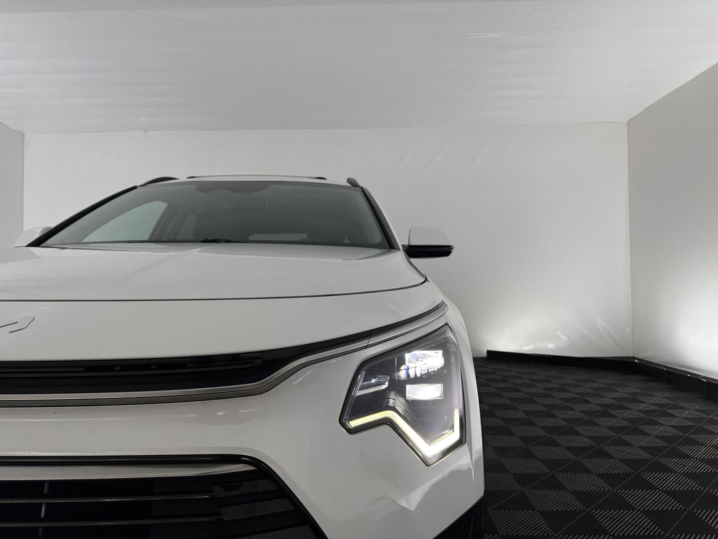 Kia Niro 1.6 GDi Hybrid Dynamic Plus Line (INCL-BTW) Aut. *PANO | HEAD-UP | LEATHER | DIGI-COCKPIT | NAVI-FULLMAP | DAB | ADAPTIVE-CRUISE | CAMERA | HEATED-COMFORTSEATS | KEYLESS | PRIVACYGLASS | SHIFTPADDLES | CARPLAY | TOWBAR | 16"