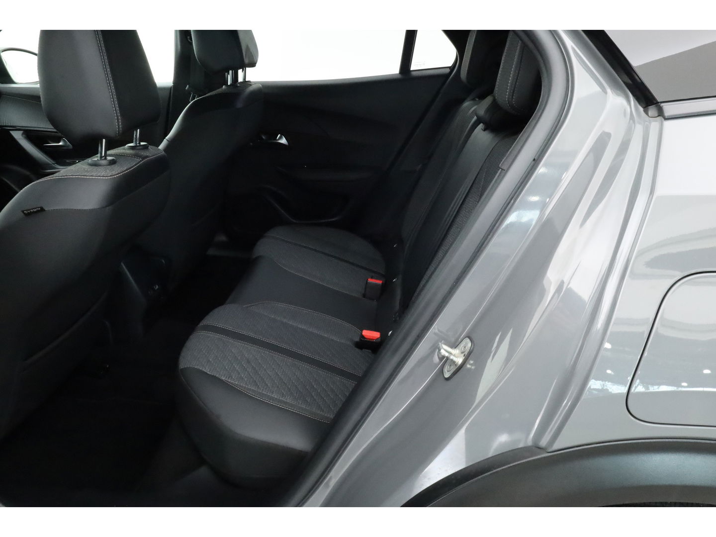 Peugeot 2008 1.2 PureTech 130 GT | Navi | Camera | Apple CarPlay | Afn. Trekhaak | All Seasons | Clima