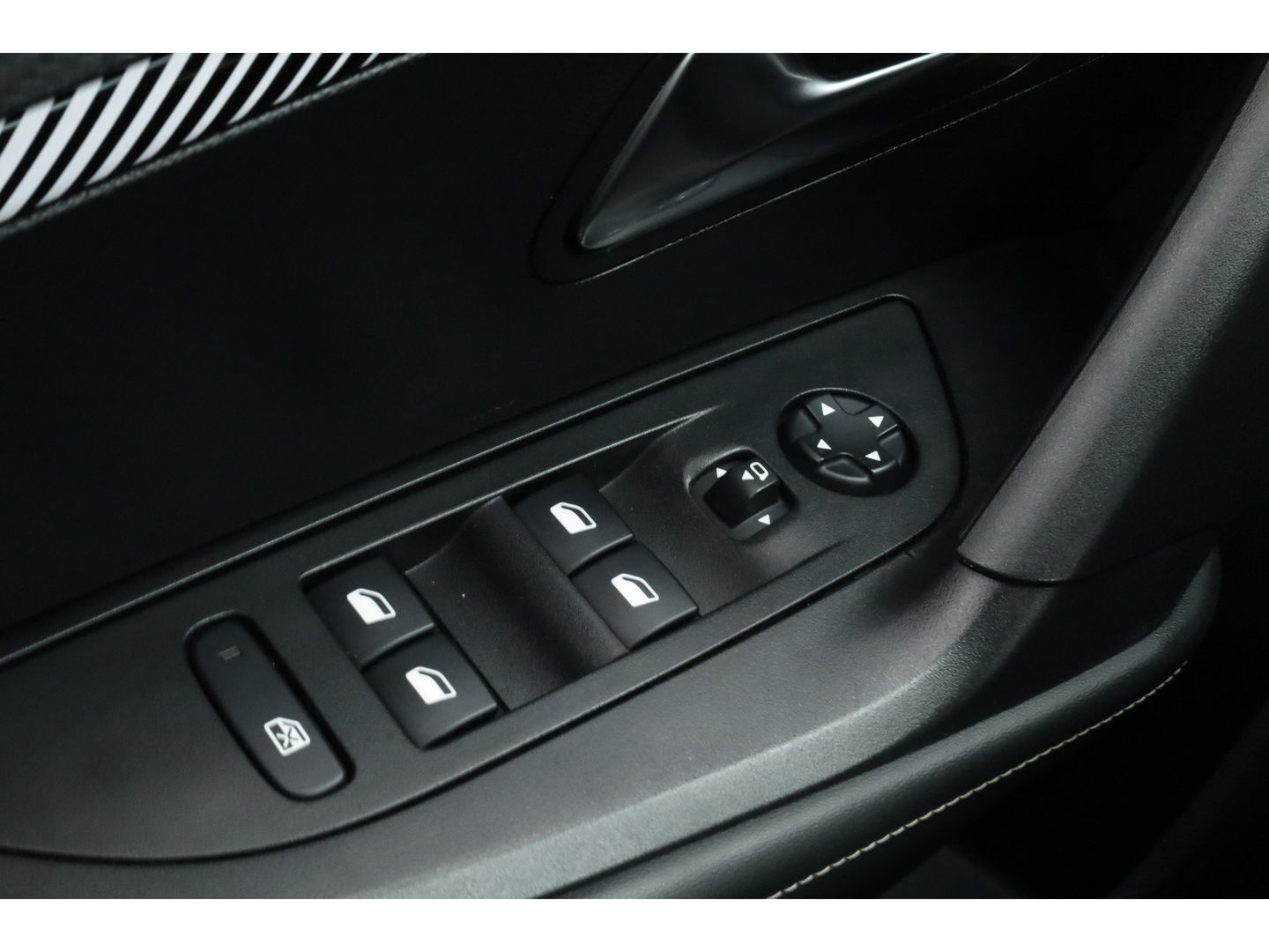 Peugeot 2008 1.2 PureTech 130 GT | Navi | Camera | Apple CarPlay | Afn. Trekhaak | All Seasons | Clima