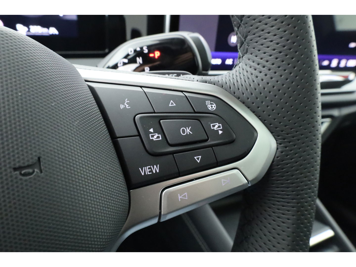 Volkswagen Tiguan 1.5 eHybrid R-Line Black Style 272pk | Pano | HUD | 360cam | Massage | Elek. Trekhaak | 20'' | Adapt. Cruise | Keyless |