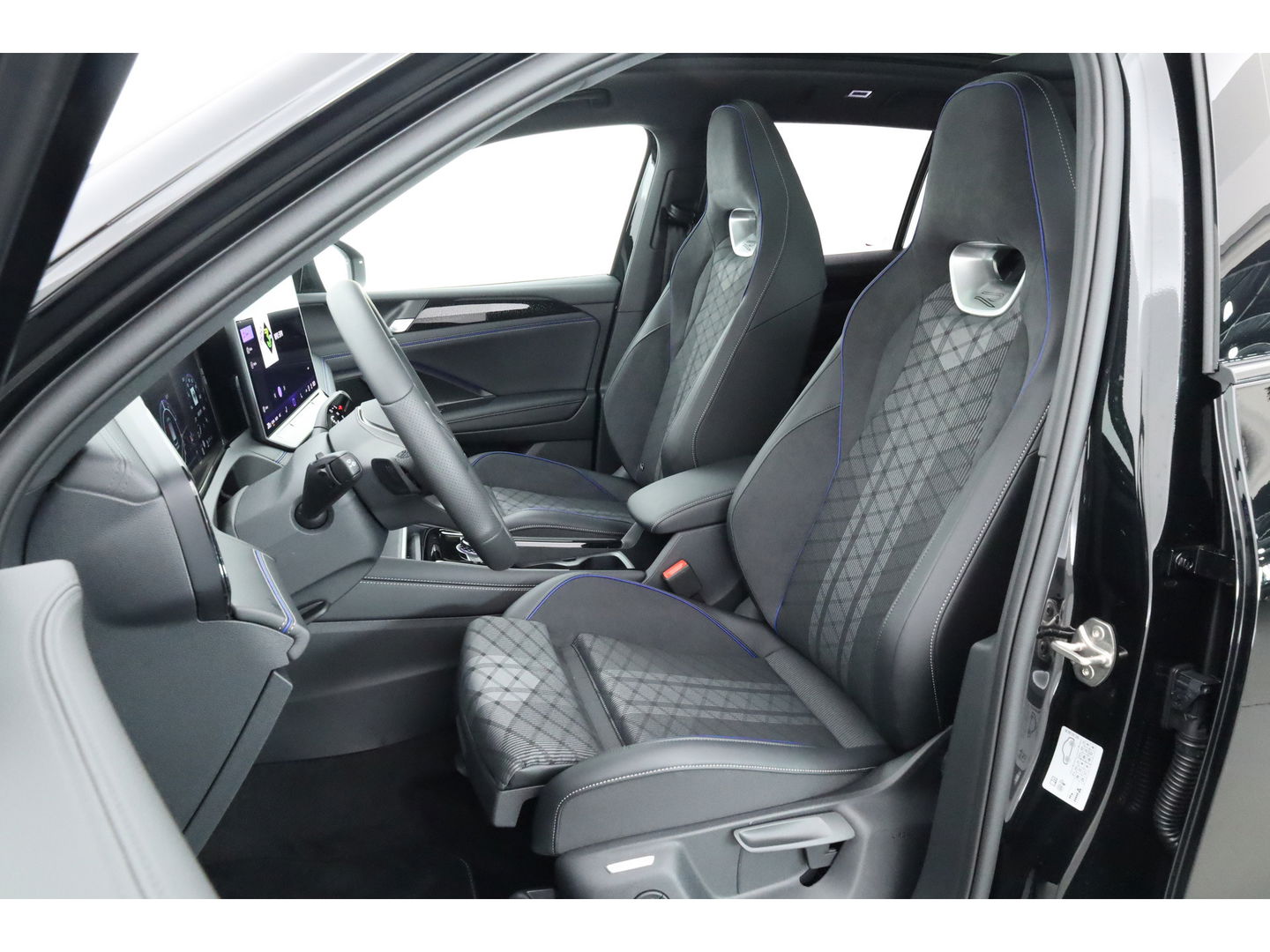 Volkswagen Tiguan 1.5 eHybrid R-Line Black Style 272pk | Pano | HUD | 360cam | Massage | Elek. Trekhaak | 20'' | Adapt. Cruise | Keyless |