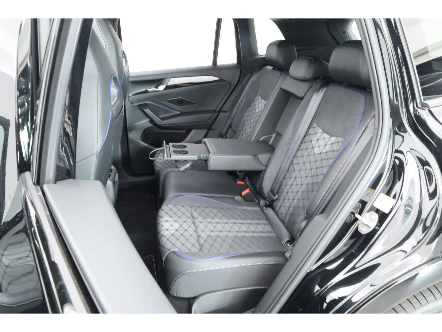 Volkswagen Tiguan 1.5 eHybrid R-Line Black Style 272pk | Pano | HUD | 360cam | Massage | Elek. Trekhaak | 20'' | Adapt. Cruise | Keyless |