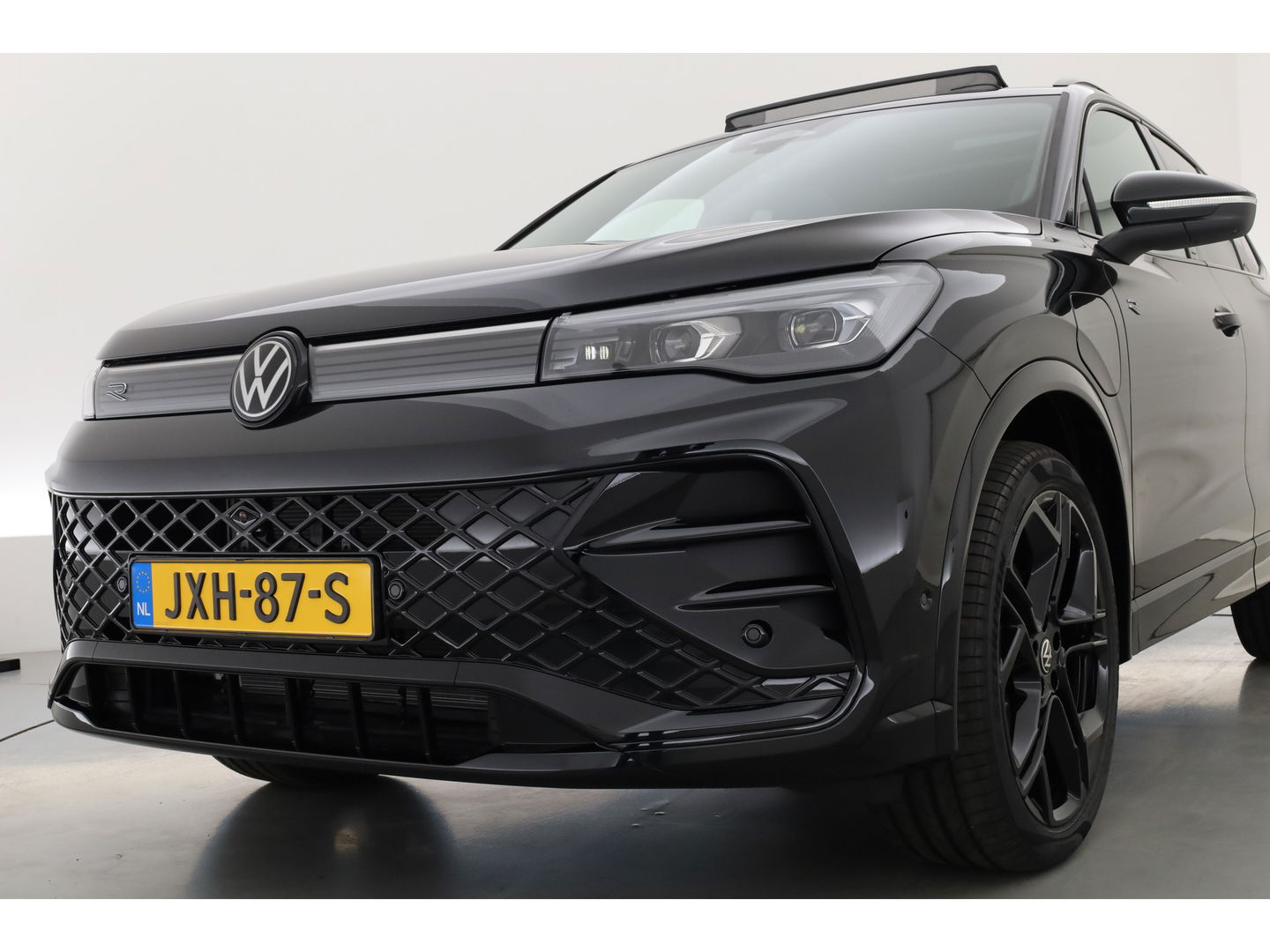 Volkswagen Tiguan 1.5 eHybrid R-Line Black Style 272pk | Pano | HUD | 360cam | Massage | Elek. Trekhaak | 20'' | Adapt. Cruise | Keyless |