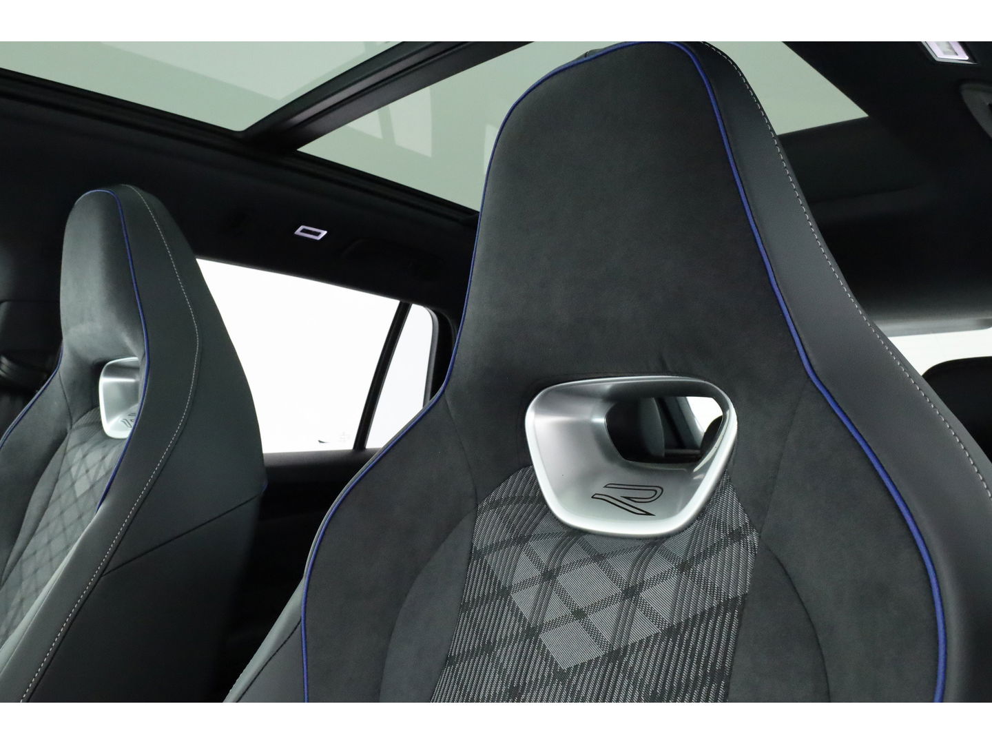 Volkswagen Tiguan 1.5 eHybrid R-Line Black Style 272pk | Pano | HUD | 360cam | Massage | Elek. Trekhaak | 20'' | Adapt. Cruise | Keyless |