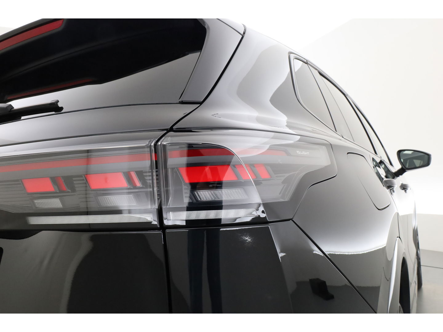 Volkswagen Tiguan 1.5 eHybrid R-Line Black Style 272pk | Pano | HUD | 360cam | Massage | Elek. Trekhaak | 20'' | Adapt. Cruise | Keyless |