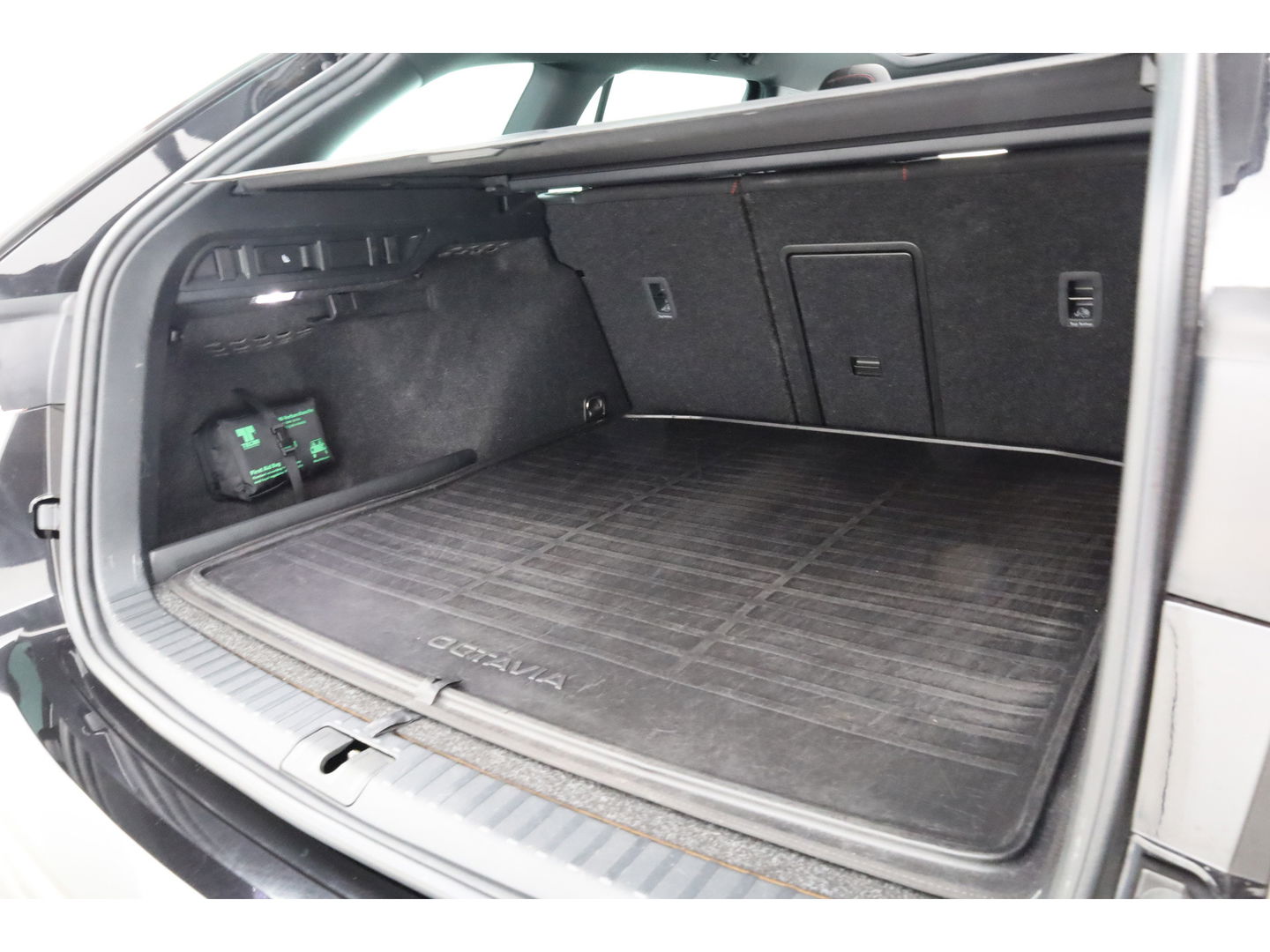 Škoda Octavia 1.4 TSI RS iV PHEV Business | Pano | HUD | Adapt. Cruise | Elek. Trekhaak | Keyless | Stoelverw. | NAV + CarPlay