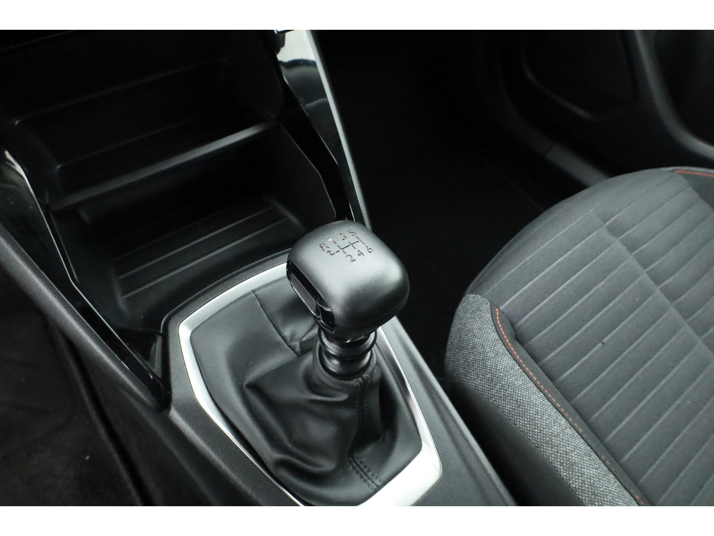 Peugeot 2008 1.5 BlueHDi Active | Navi by Apple CarPlay | Airco | Cruise Ctrl. | PDC A | LED | DAB