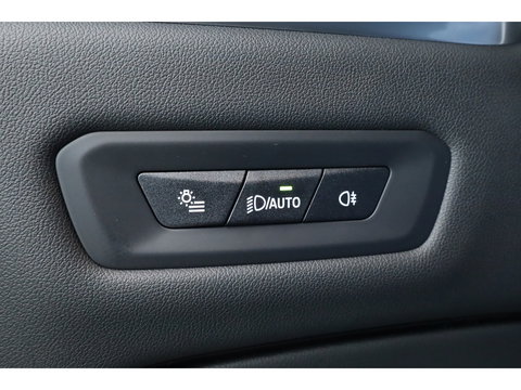 BMW X5 xDrive50e M Sport Frozen pure Grey | Skylounge | Soft Close | Achterasbesturing | 360cam | B&W Aduio | 22'' | Stoelvent. | Carbon | Luchtvering