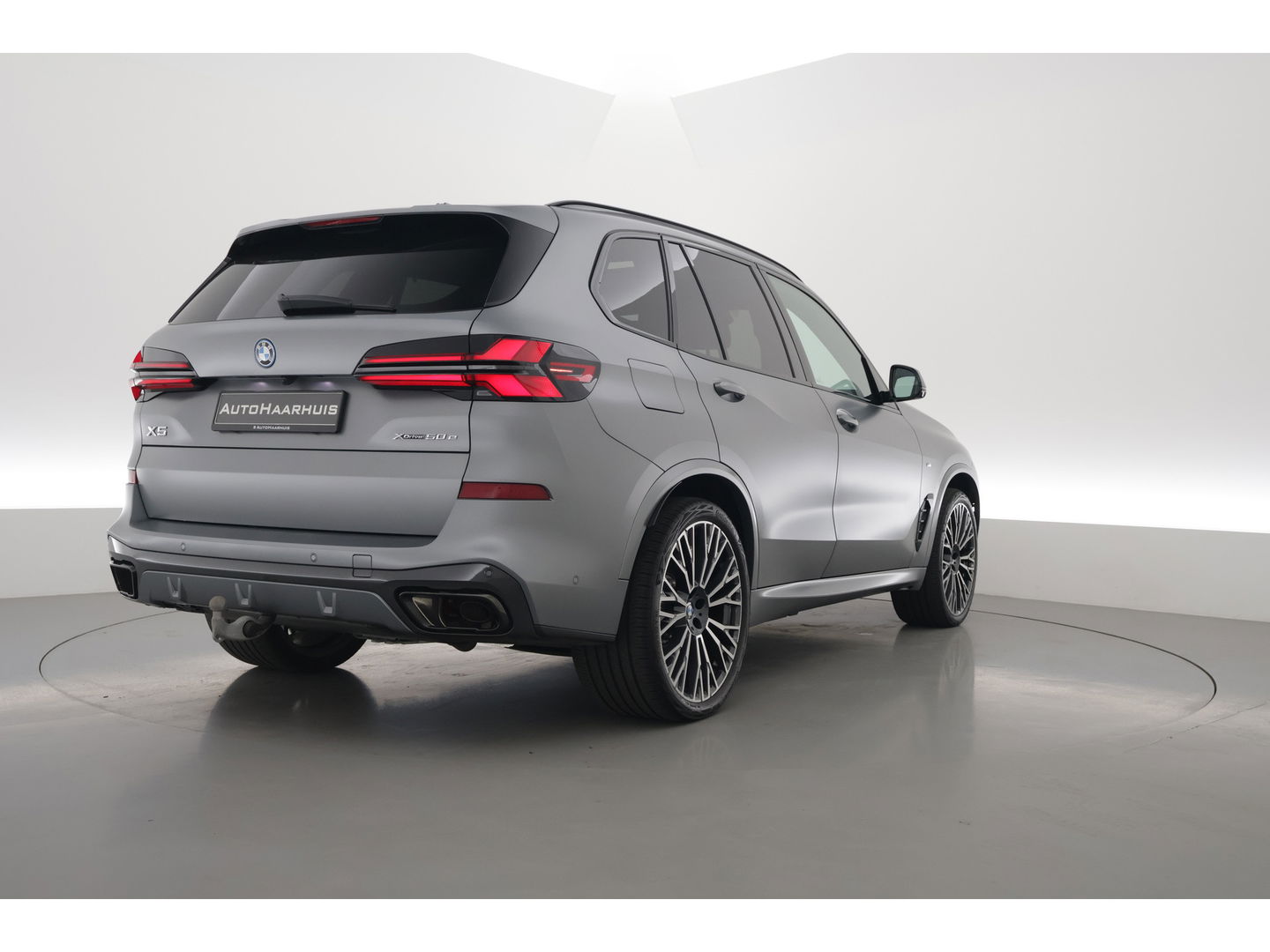 BMW X5 xDrive50e M Sport Frozen pure Grey | Skylounge | Soft Close | Achterasbesturing | 360cam | B&W Aduio | 22'' | Stoelvent. | Carbon | Luchtvering