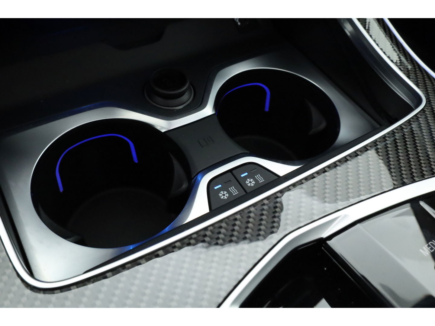 BMW X5 xDrive50e M Sport Frozen pure Grey | Skylounge | Soft Close | Achterasbesturing | 360cam | B&W Aduio | 22'' | Stoelvent. | Carbon | Luchtvering