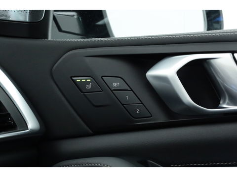 BMW X5 xDrive50e M Sport Frozen pure Grey | Skylounge | Soft Close | Achterasbesturing | 360cam | B&W Aduio | 22'' | Stoelvent. | Carbon | Luchtvering