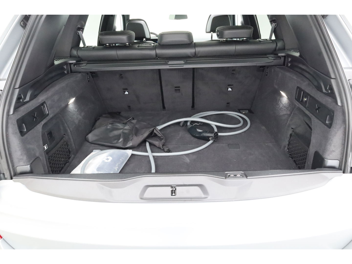 BMW X5 xDrive50e M Sport Frozen pure Grey | Skylounge | Soft Close | Achterasbesturing | 360cam | B&W Aduio | 22'' | Stoelvent. | Carbon | Luchtvering