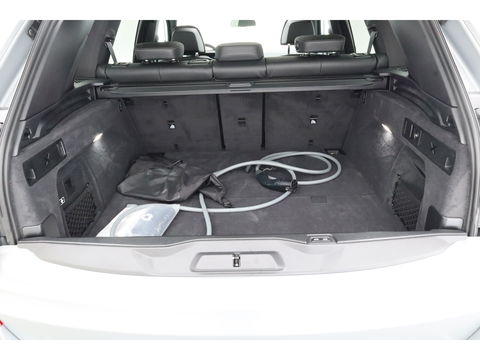 BMW X5 xDrive50e M Sport Frozen pure Grey | Skylounge | Soft Close | Achterasbesturing | 360cam | B&W Aduio | 22'' | Stoelvent. | Carbon | Luchtvering