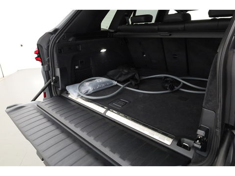 BMW X5 xDrive50e M Sport Frozen pure Grey | Skylounge | Soft Close | Achterasbesturing | 360cam | B&W Aduio | 22'' | Stoelvent. | Carbon | Luchtvering