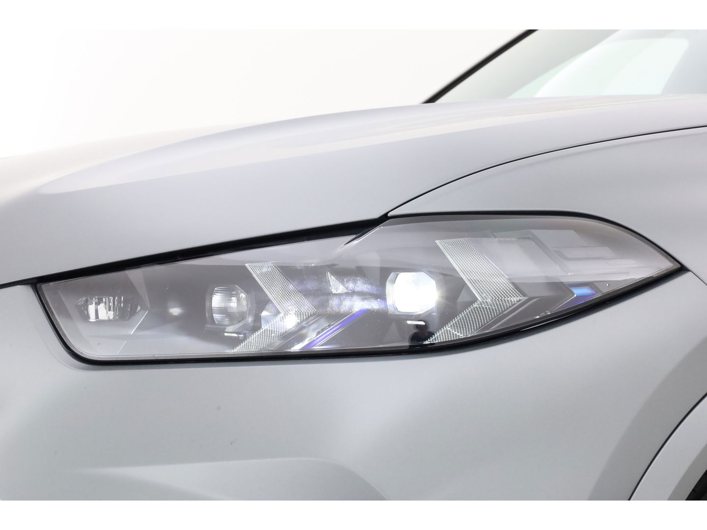 BMW X5 xDrive50e M Sport Frozen pure Grey | Skylounge | Soft Close | Achterasbesturing | 360cam | B&W Aduio | 22'' | Stoelvent. | Carbon | Luchtvering