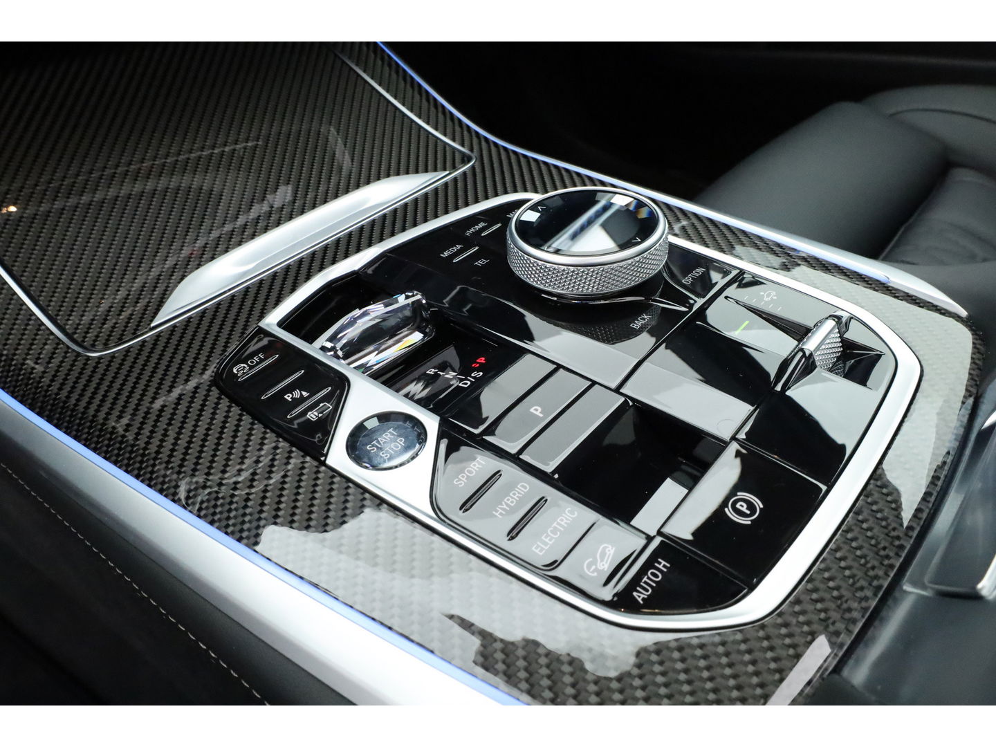 BMW X5 xDrive50e M Sport Frozen pure Grey | Skylounge | Soft Close | Achterasbesturing | 360cam | B&W Aduio | 22'' | Stoelvent. | Carbon | Luchtvering