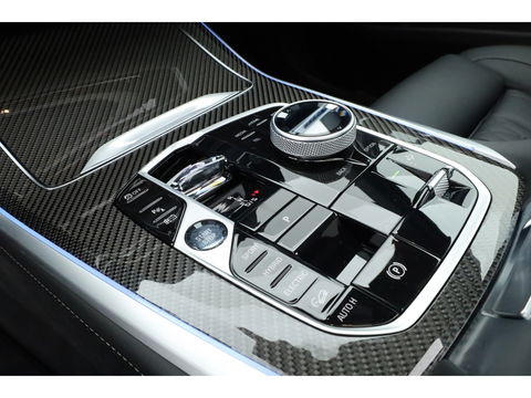 BMW X5 xDrive50e M Sport Frozen pure Grey | Skylounge | Soft Close | Achterasbesturing | 360cam | B&W Aduio | 22'' | Stoelvent. | Carbon | Luchtvering