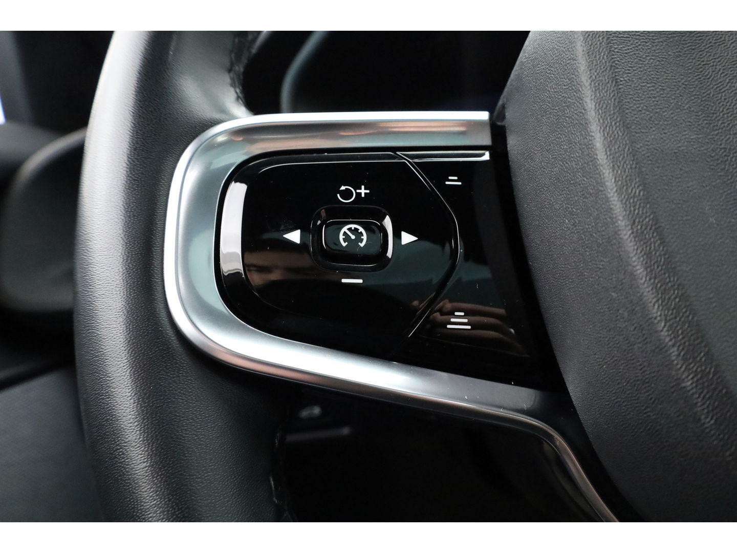 Polestar 2 Long Range Dual Motor Launch Edition 78kWh | SOH 92% | Pano | Elek. Trekhaak | 360cam | H&K Audio | 4x Stoelverw. | Elek. Stoelen | 20''