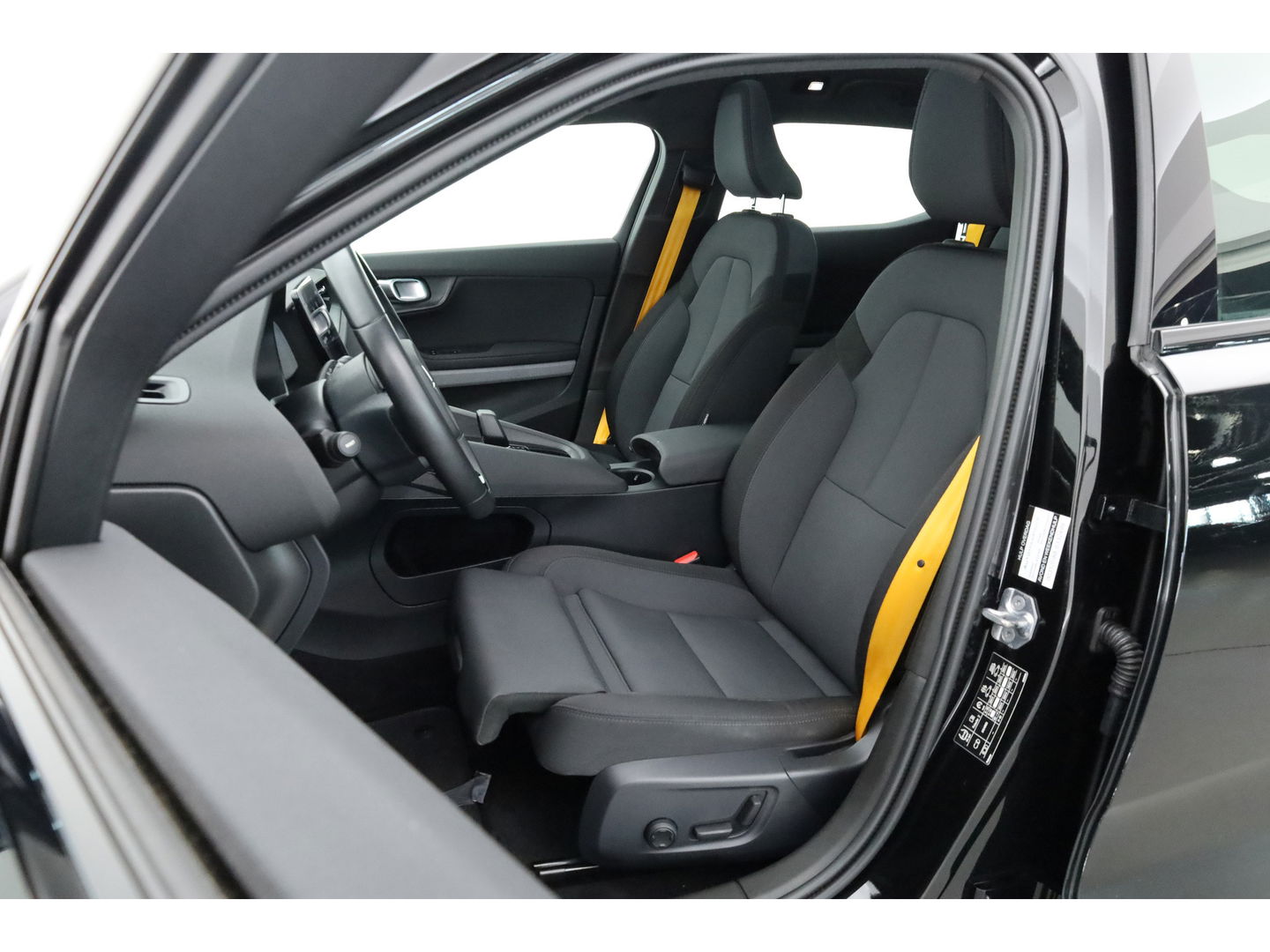 Polestar 2 Long Range Dual Motor Launch Edition 78kWh | SOH 92% | Pano | Elek. Trekhaak | 360cam | H&K Audio | 4x Stoelverw. | Elek. Stoelen | 20''