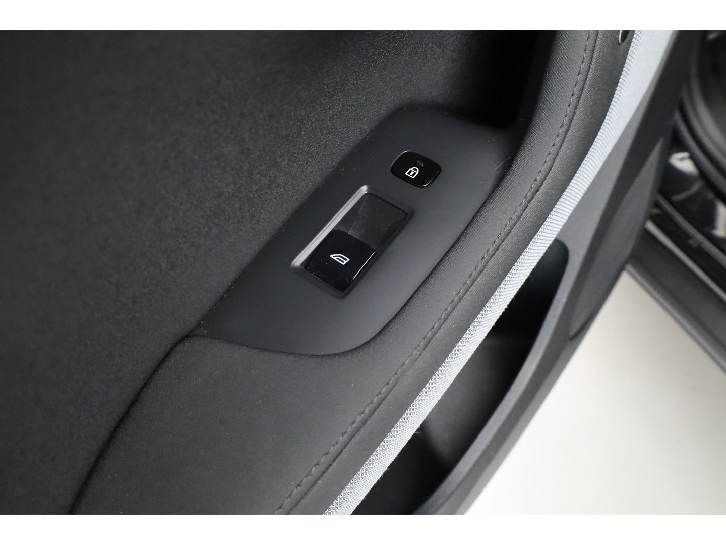 Polestar 2 Long Range Dual Motor Launch Edition 78kWh | SOH 92% | Pano | Elek. Trekhaak | 360cam | H&K Audio | 4x Stoelverw. | Elek. Stoelen | 20''