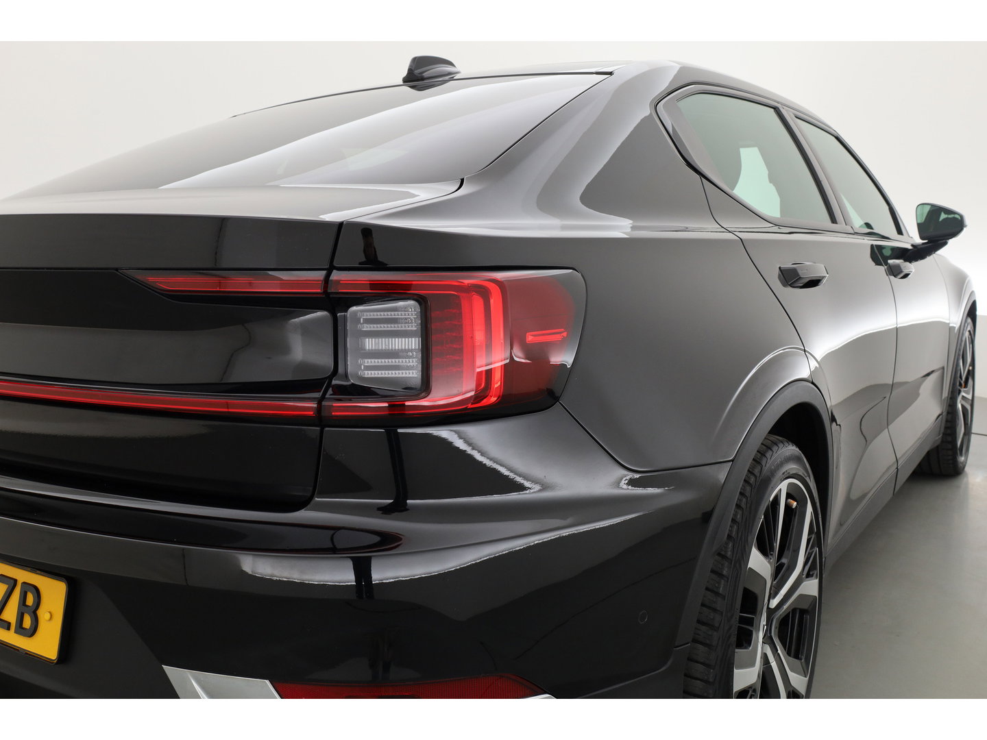 Polestar 2 Long Range Dual Motor Launch Edition 78kWh | SOH 92% | Pano | Elek. Trekhaak | 360cam | H&K Audio | 4x Stoelverw. | Elek. Stoelen | 20''