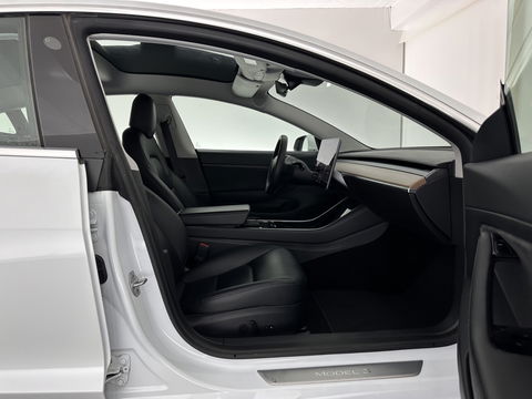Tesla Model 3 Standard RWD Plus 60 kWh [ 3-Fase-11kW ] {SOH-97%} (INCL.BTW) Aut. *PANO | AUTO-PILOT | LEATHER | KEYLESS | FULL-LED | MEMORY-PACK | TOP-VIEW | DAB | CARPLAY | DIGI-COCKPIT | LANE-ASSIST | COMFORT-SEATS | 18"ALU*