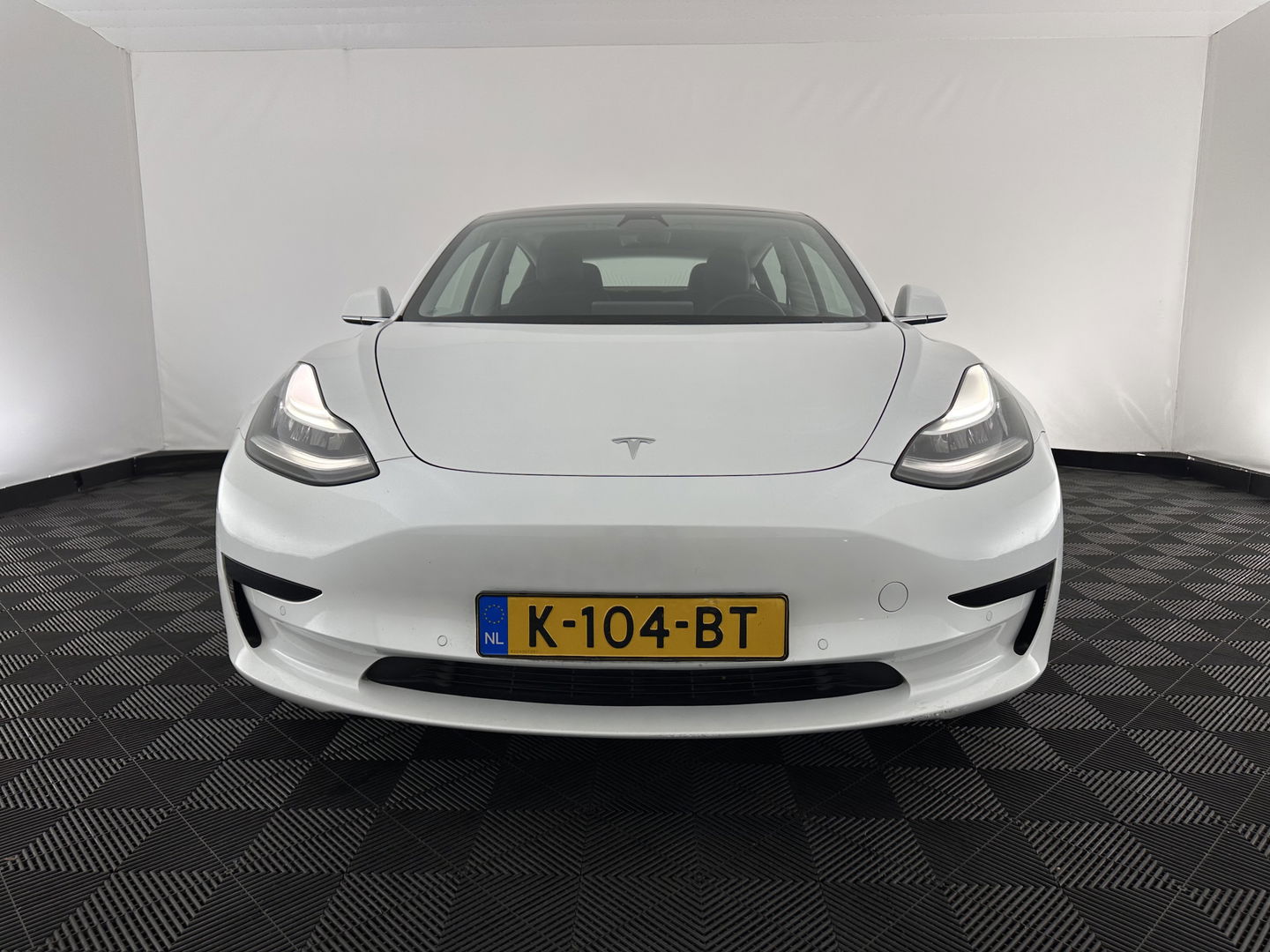 Tesla Model 3 Standard RWD Plus 60 kWh [ 3-Fase-11kW ] {SOH-97%} (INCL.BTW) Aut. *PANO | AUTO-PILOT | LEATHER | KEYLESS | FULL-LED | MEMORY-PACK | TOP-VIEW | DAB | CARPLAY | DIGI-COCKPIT | LANE-ASSIST | COMFORT-SEATS | 18"ALU*