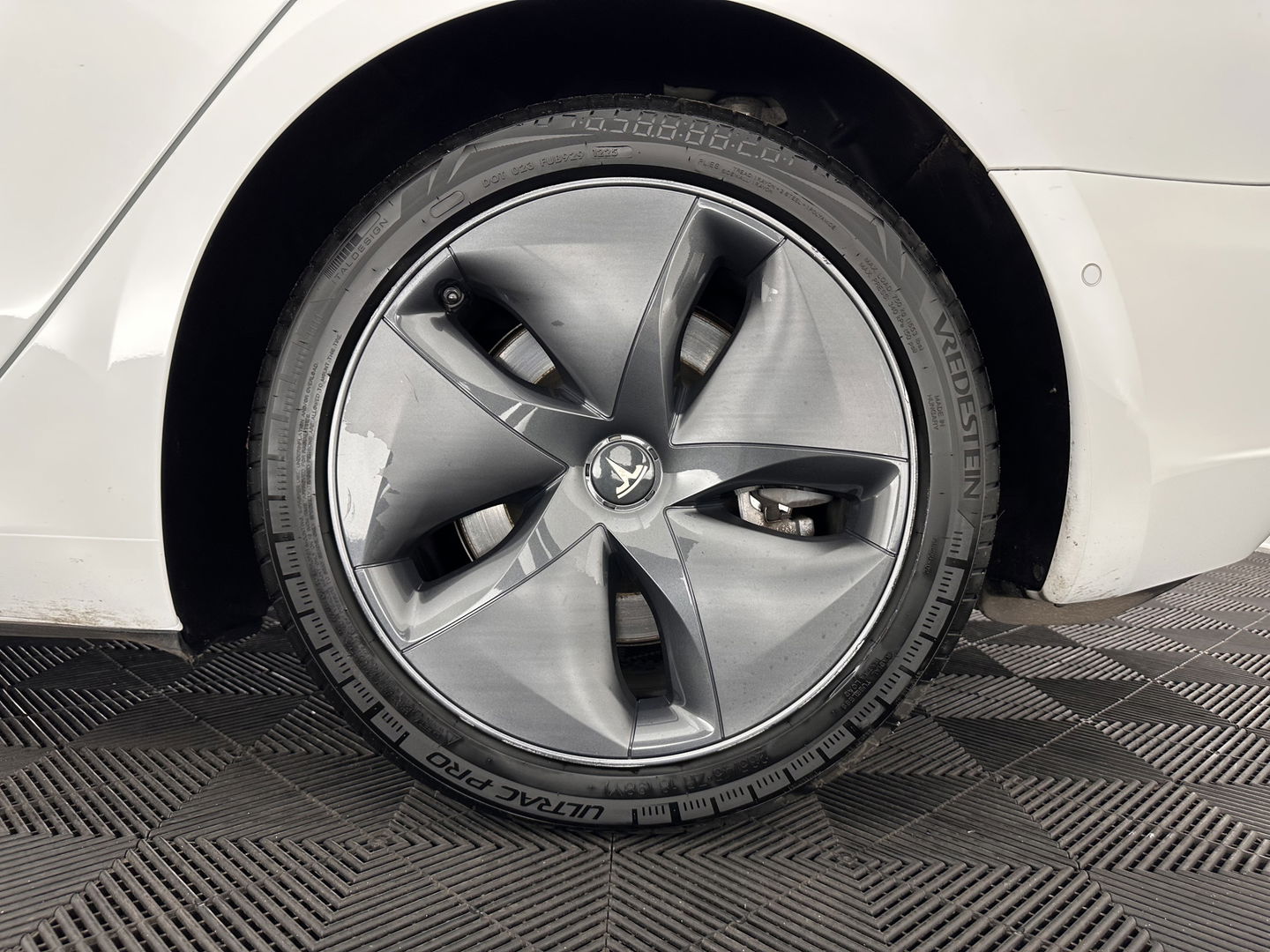 Tesla Model 3 Standard RWD Plus 60 kWh [ 3-Fase-11kW ] {SOH-97%} (INCL.BTW) Aut. *PANO | AUTO-PILOT | LEATHER | KEYLESS | FULL-LED | MEMORY-PACK | TOP-VIEW | DAB | CARPLAY | DIGI-COCKPIT | LANE-ASSIST | COMFORT-SEATS | 18"ALU*