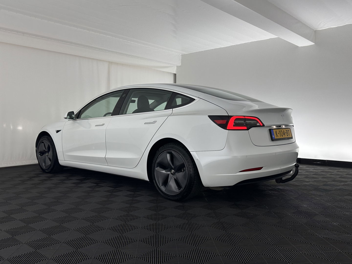 Tesla Model 3 Standard RWD Plus 60 kWh [ 3-Fase-11kW ] {SOH-97%} (INCL.BTW) Aut. *PANO | AUTO-PILOT | LEATHER | KEYLESS | FULL-LED | MEMORY-PACK | TOP-VIEW | DAB | CARPLAY | DIGI-COCKPIT | LANE-ASSIST | COMFORT-SEATS | 18"ALU*
