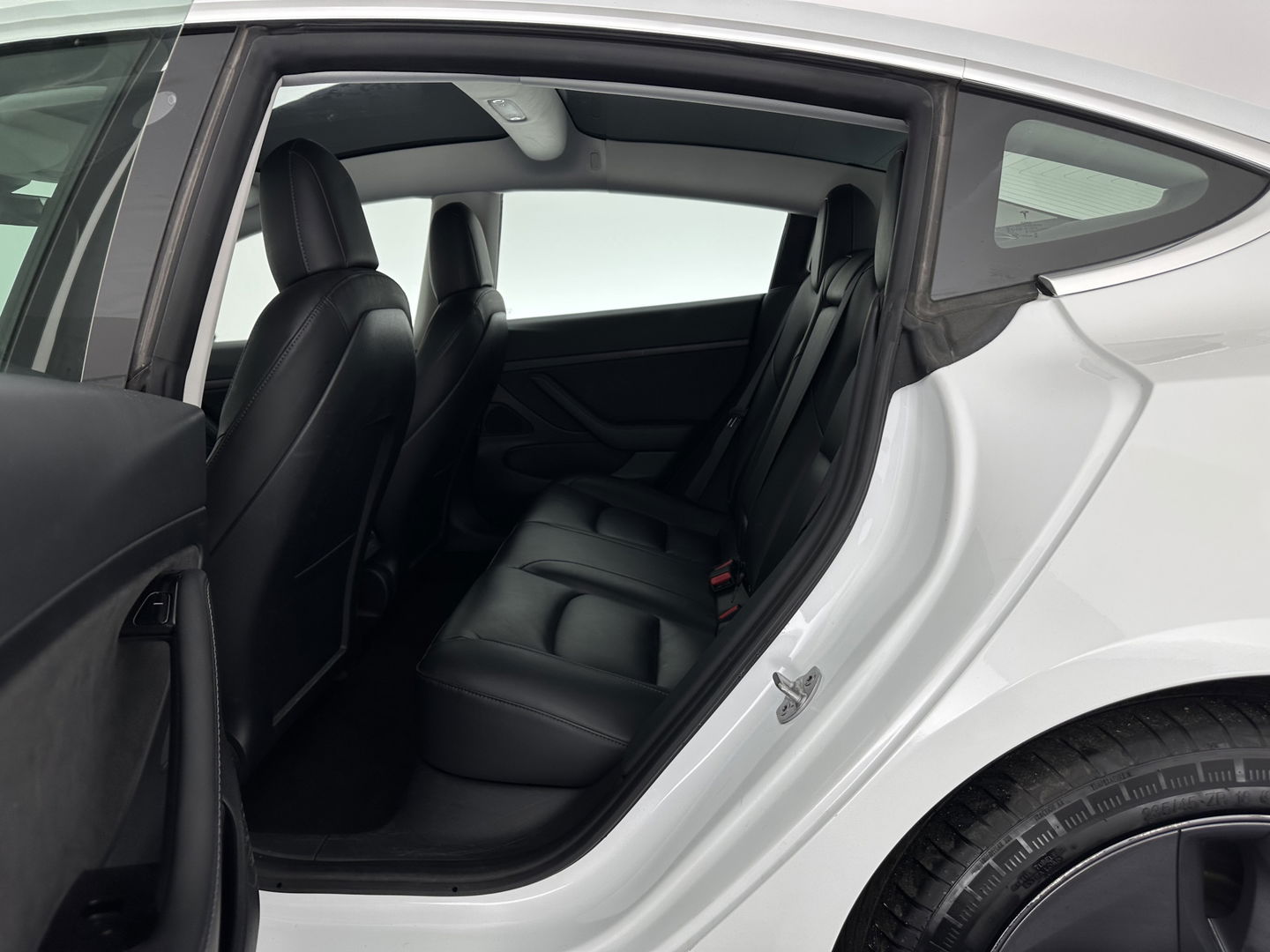 Tesla Model 3 Standard RWD Plus 60 kWh [ 3-Fase-11kW ] {SOH-97%} (INCL.BTW) Aut. *PANO | AUTO-PILOT | LEATHER | KEYLESS | FULL-LED | MEMORY-PACK | TOP-VIEW | DAB | CARPLAY | DIGI-COCKPIT | LANE-ASSIST | COMFORT-SEATS | 18"ALU*