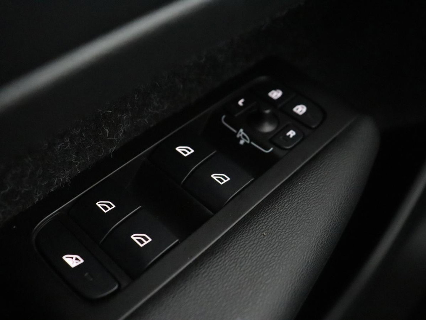 Volvo XC40 Recharge P8 AWD R Design | Stoel & stuurverwarming | Harman/Kardon | Adaptive cruise | Carplay | Navigatie | Keyless | Leder/Alcantara | Parkeerhulp | Full LED